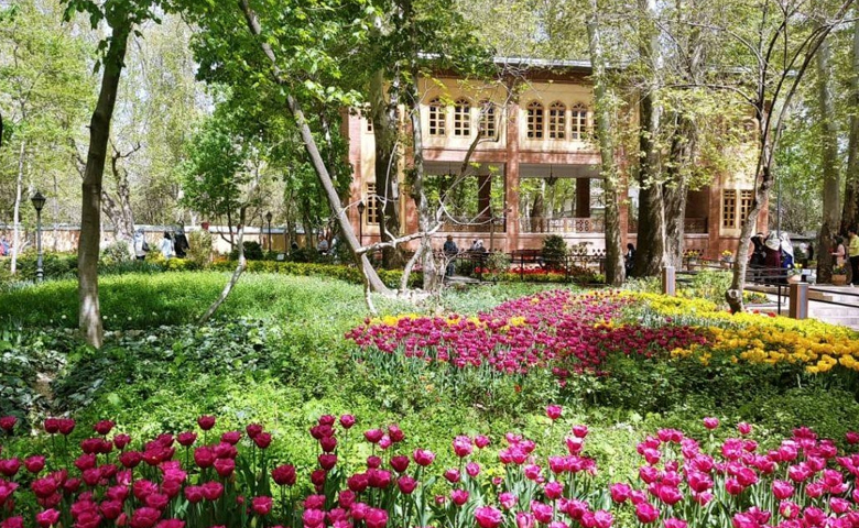 باغ ایرانی ده ونک کجاست و جشنواره لاله‌هایش را کی ببینیم؟