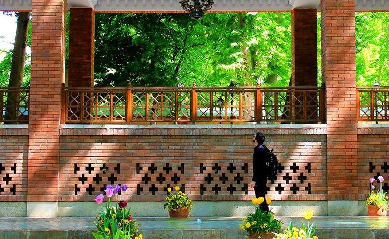 باغ ایرانی ده ونک کجاست و جشنواره لاله‌هایش را کی ببینیم؟